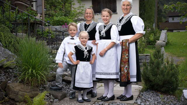 Trachtenausstellung im Dorfkern Elm