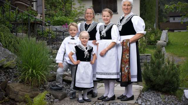 Trachtenausstellung im Dorfkern Elm